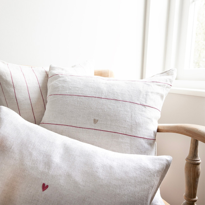 detail Bastion Collections Polštář 30x50cm NATUREL Heart in Rose 100% Linen