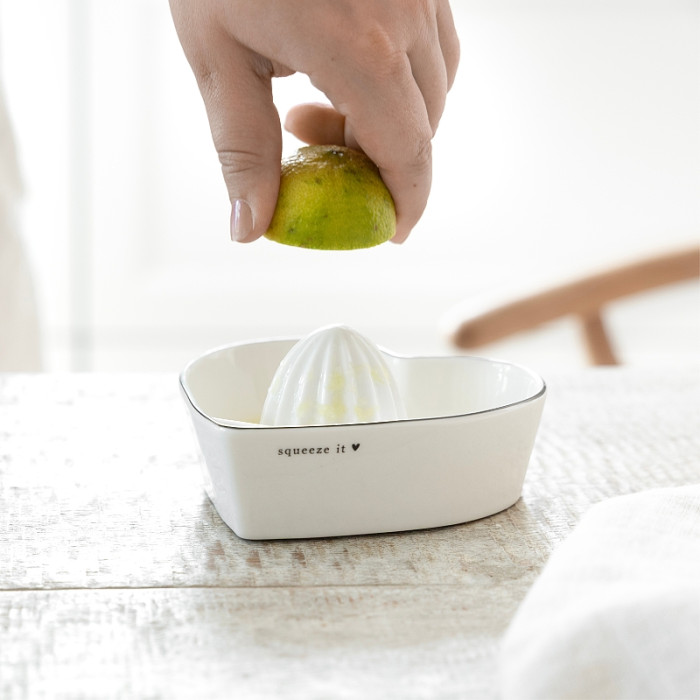 detail Bastion Collections CITRUS squeezer, White Squeeze it 13x4cm