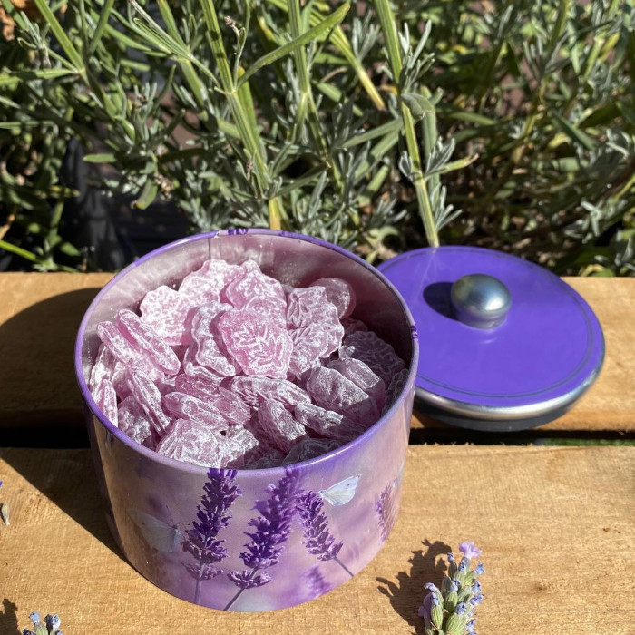 detail Esprit Provence Bonbónky v plechovce s příchutí levandule, 85g