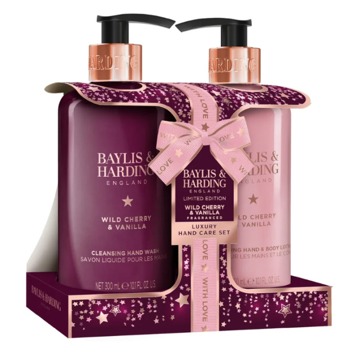 detail Baylis&Harding Wild Cherry & Vanilla Sada péče o ruce 2x 300ml