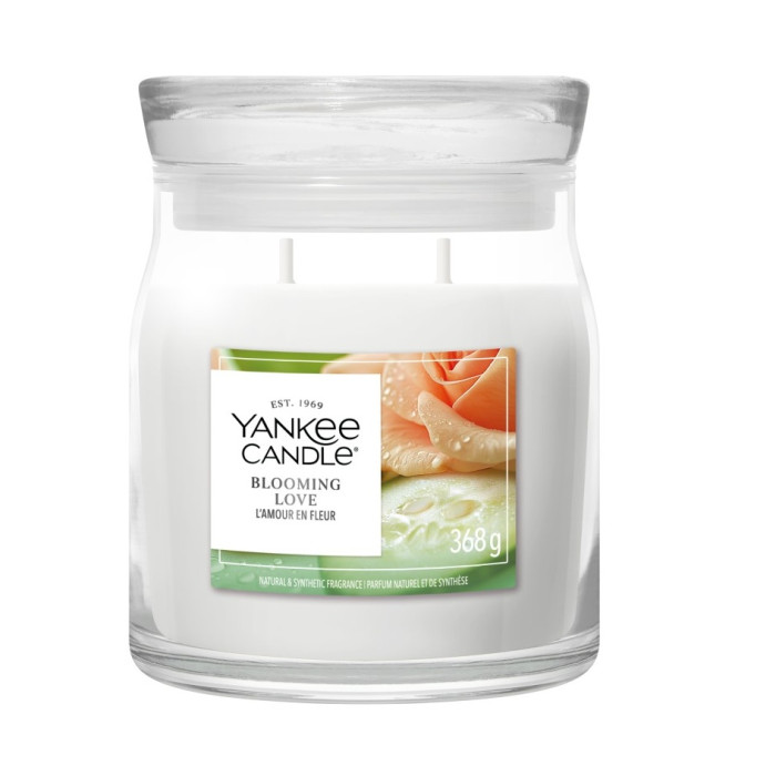 detail Yankee Candle Blooming Love, signature malá svíčka 110g