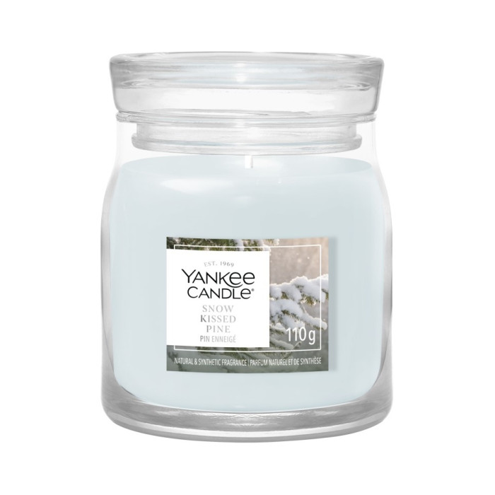 detail Yankee Candle Kissed Pine, signature malá 110 g