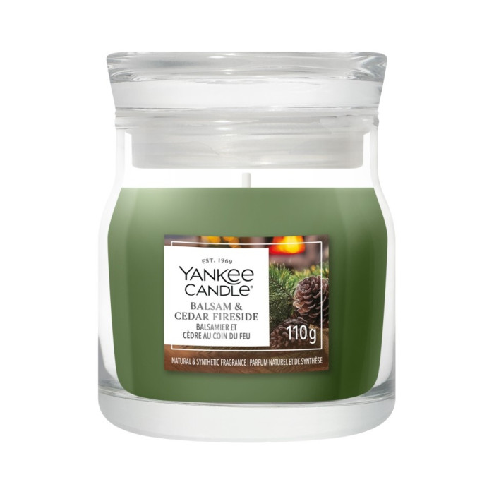 detail Yankee Candle Balsam & Cedar Fireside, signature malá svíčka 110g