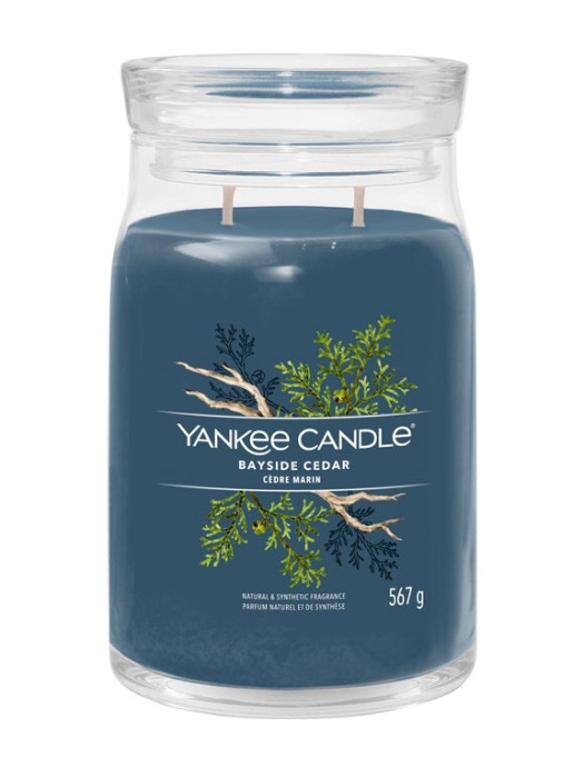 detail Yankee Candle Bayside Cedar, signature velká svíčka 567 g