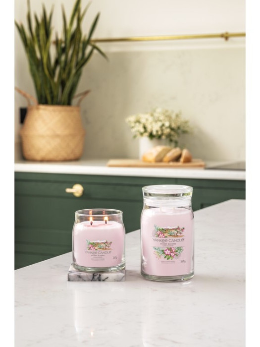 detail Yankee Candle Dessert Blooms, signature velká svíčka 567 g