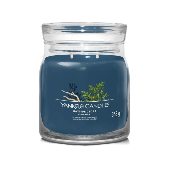 detail Yankee Candle Bayside Cedar, signature střední svíčka 368 g